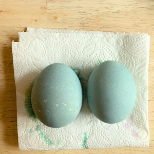 Gefärbte Eier mit Rotkrautsud mit Natron, grünton