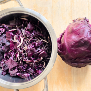 Rotkraut geschnitten zum Färben von Eiern