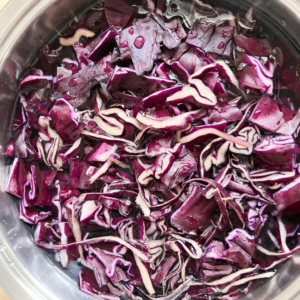 Rotkraut im Wassertopf zum Eierfärben